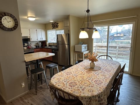 seating for 6+ in dining room