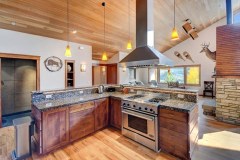 Fully Equipped Chef's Kitchen