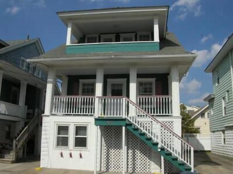 863 Delancey Pl. 1st Floor