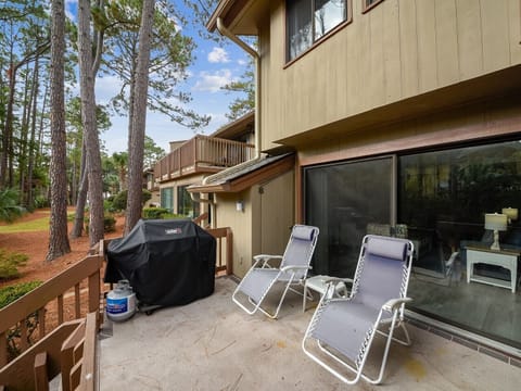 Back Deck with BBQ Grill a 1402 South Beach Villas