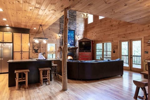 DINING CORNER FACING KITCHEN BAR