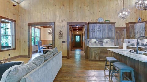 FRONT ENTRY WAY VIEW