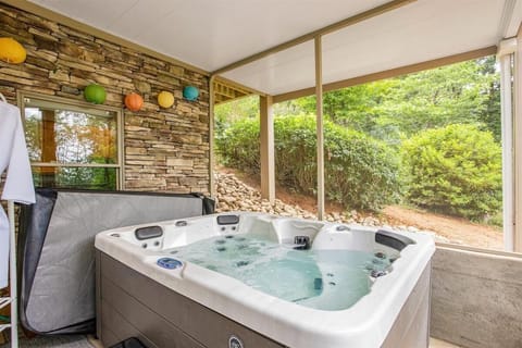 Indoor spa tub