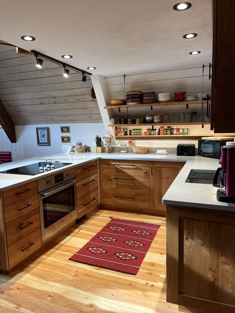 Well stocked kitchen wirth modern appliances