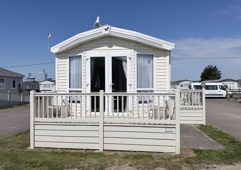 Get ahead of the crowds and secure your perfect seaside holiday for 2026 in this dog friendly, 6 berth static caravan. Picture yourself relaxing on the outdoor decking, enjoying the sea breeze in Felixstowe, Suffolk, with the beach just moments away.