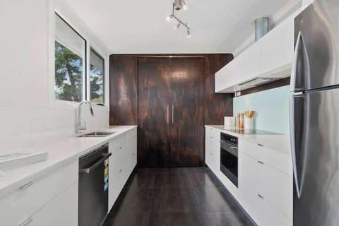 Well appointed kitchen with coffee machine and dishwasher