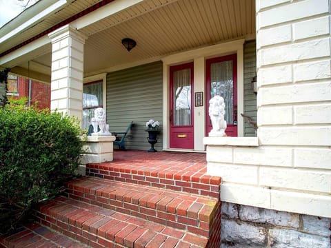 Grand entry welcomed by two brave lions