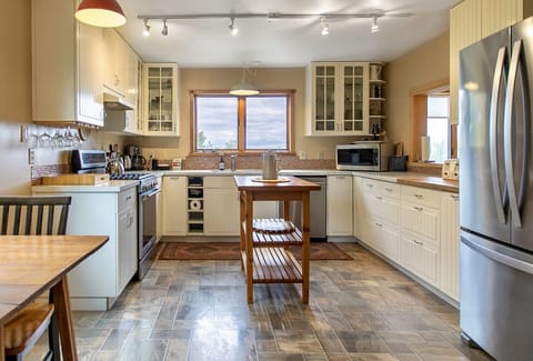 "The kitchen was well-stocked and spacious enough for several people to cook" -E