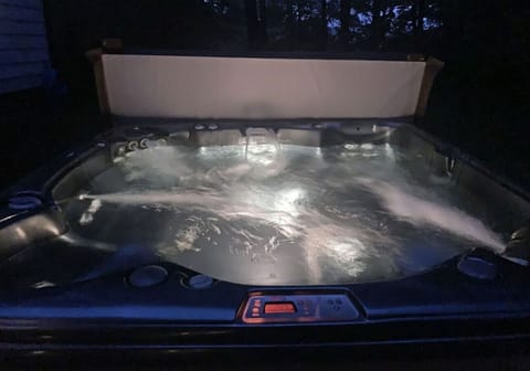 Luxury Ocoee River area Tiny Cabin with View, WIFI, Hot Tub and Camp Fire Pit