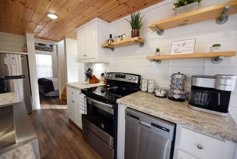 Luxury Ocoee River area Tiny Cabin with View, WIFI, Hot Tub and Camp Fire Pit