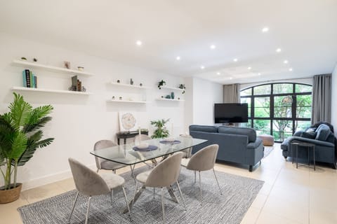 Sitting room and dining area