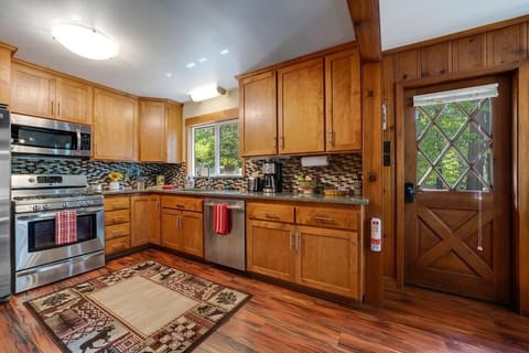 Beautiful and clean kitchen, ready for you to cook up amazing meals