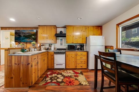 The downstairs studio, equipped with it's own private entrance and kitchen.