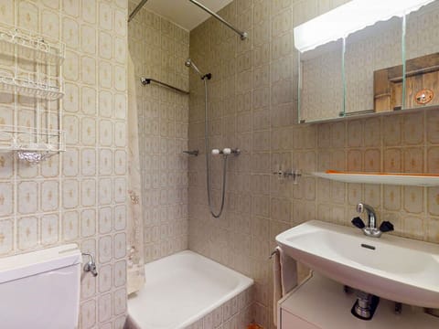 Mirror, Plumbing Fixture, Property, Sink, Tap, Bathroom, Black, Bathroom Sink, Shower Head