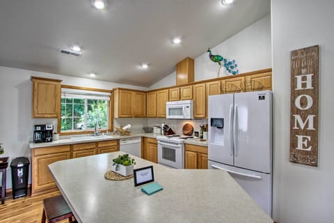 Kitchen | Fully Equipped w/ Cooking Basics