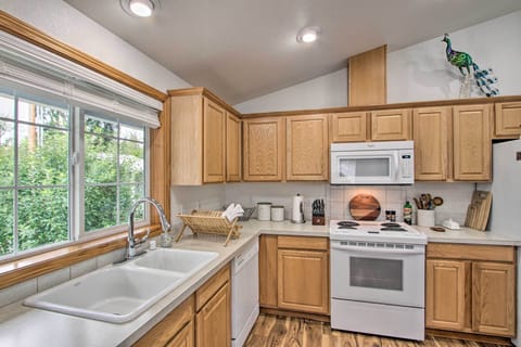 Kitchen | Dishware/Flatware