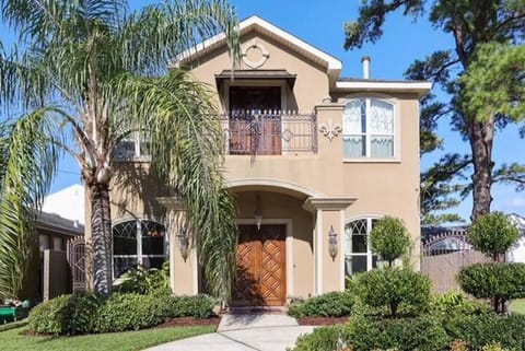 House front with circular driveway.