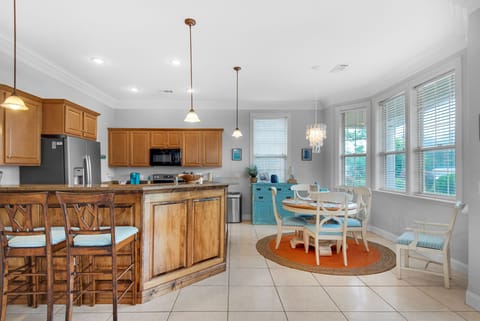 Eat-in bar plus dining table