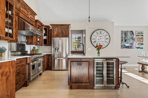 Large island w/ drink fridge 