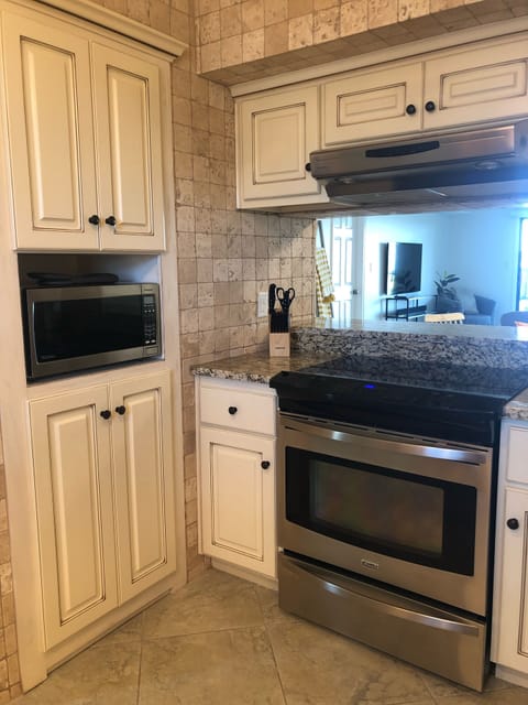 Newly renovated open kitchen as of November 2021. 