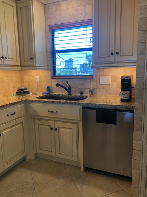 Newly renovated kitchen as of November 2021. 