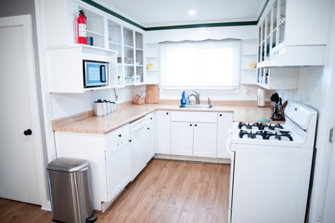 Light-filled kitchen with everything you need to cook at home!