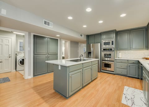 LARGE KITCHEN WITH LOTS OF SPACE TO PREPARE MEALS