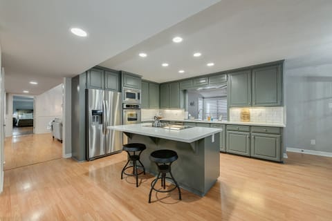 LARGE KITCHEN WITH LOTS OF SPACE TO PREPARE MEALS