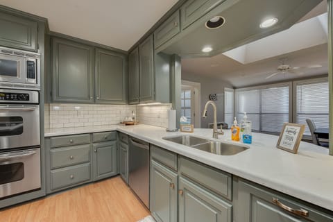 LARGE KITCHEN WITH LOTS OF SPACE TO PREPARE MEALS