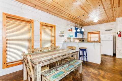 The breakfast bar seats two additional guests