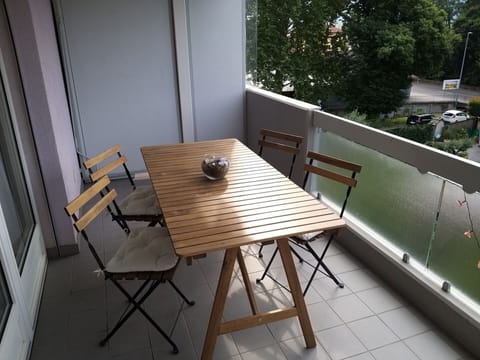 Furniture, Property, Table, Plant, Building, Wood, Outdoor Table, Outdoor Furniture, Shade, Chair