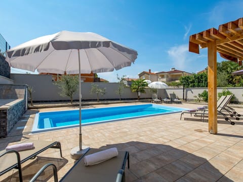 Sky, Plant, Property, Building, Cloud, Swimming Pool, Azure, Umbrella, Sunlounger, Shade