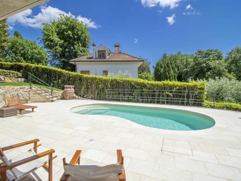 Cloud, Plant, Sky, Water, Property, Swimming Pool, Tree, Building, Grass, Chair