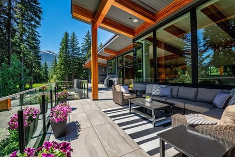 Gorgeous patio entertainment space - covered for year round use