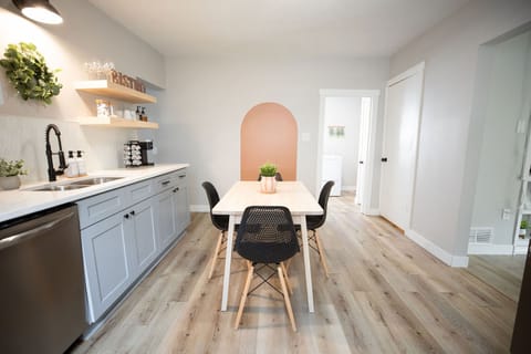 Eat-In Kitchen | Seating for 4