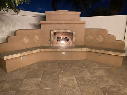 Come enjoy and cuddle up by the outdoor fireplace. ❤️