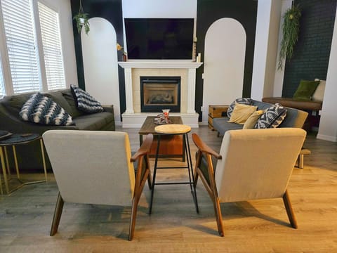 living room
Queen size pullout couch
Single futon