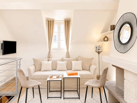 A cozy lounge with chic decor, ideal for relaxing after a day in Paris
