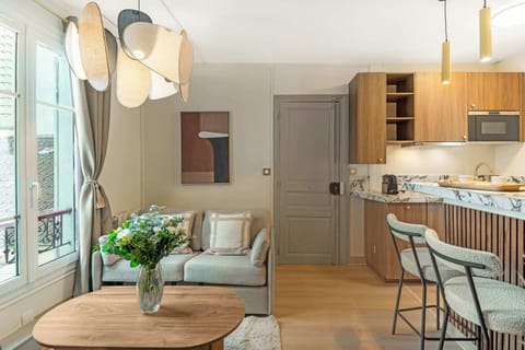 A bright and elegant space with Smart TV & Wi-Fi for your comfort.