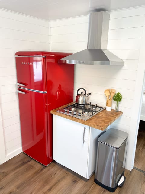 Please note that we do NOT have an oven, but we do have a Pizzaz you can use.