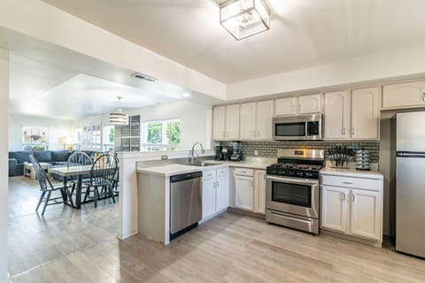 Cook up a storm in this fully equipped with stainless steel appliances.
