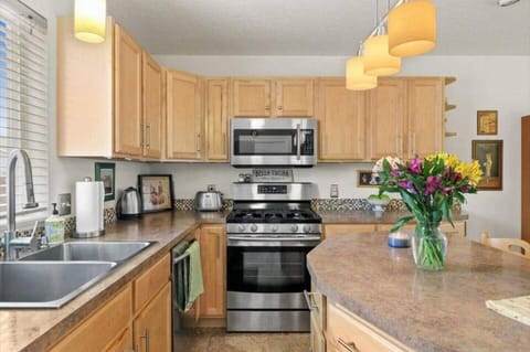 Kitchen (Main Floor) 