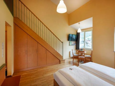 Five-bed room, shower, WC, comfort - JUFA Hotel Kaprun Bed and Breakfast in Piesendorf