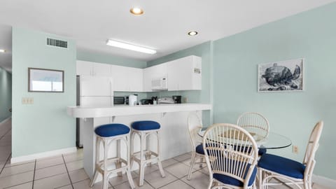 Mistral 15 Dining Area