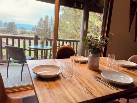 fold out leaf table can accommodate up to 4 people