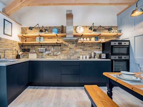 Kitchen | Cowshed 2 - Cowshed Cottages at Travellers Rest Yard, Llanboidy