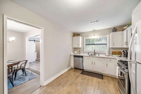 Kitchen: Modern appliances and a charming dining nook await your culinary adventures.