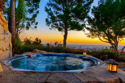 Relax in your private hot tub, with amazing city views of Los Angeles