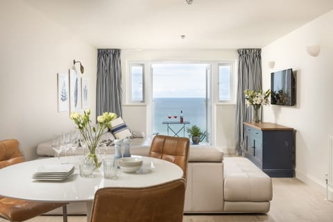 Dining and living room areas with sea views - Emerald
