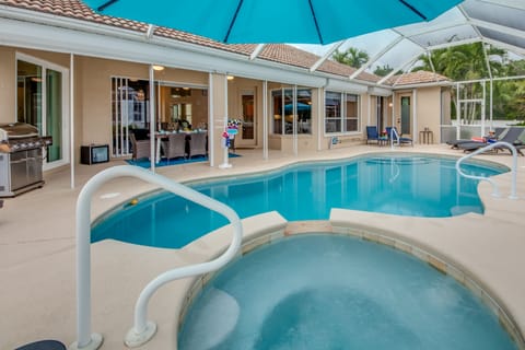 Integrated spa and pool.  Bbq, Outdoor dining for 8, 6 lounge chairs